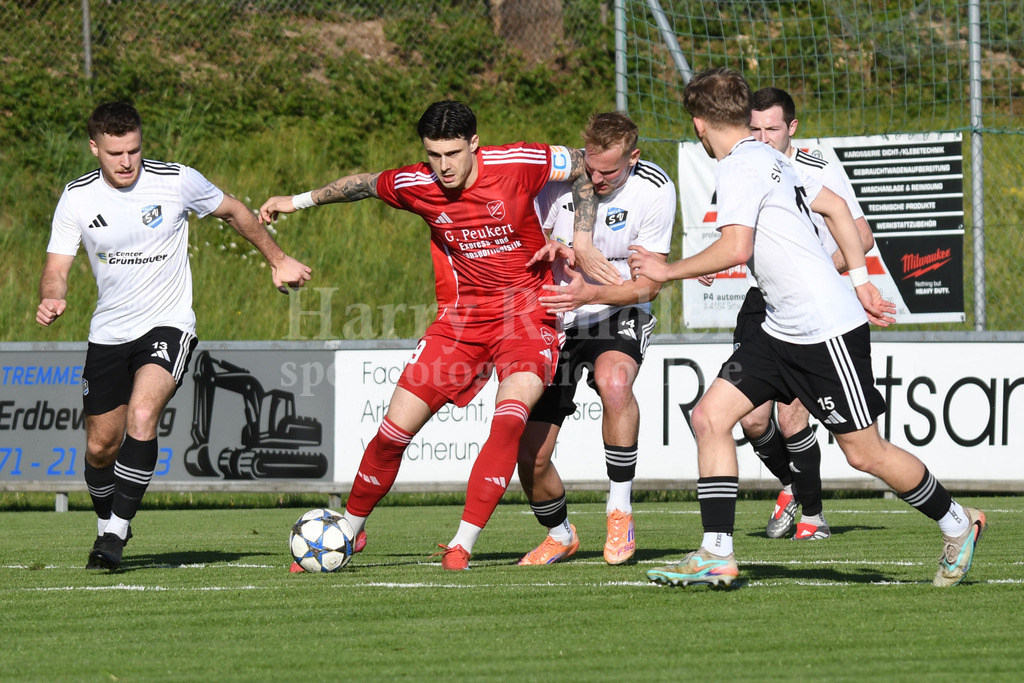 TSV Seeebach : SV Etzenricht | Seebach Kapitän Sandro Nickl (TSV Seebach #19) gegen 4 Spieler aus Etzenricht - Realisiert mit Pictrs.com