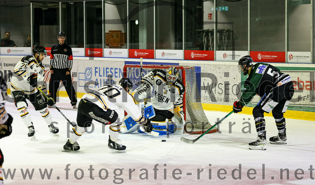 2022-09-23_109_TSV_Erding_gegen_EV_Fuessen | Erding, Deutschland, 23.09.2022:
Eishockey, Bayernliga 2022 / 2023, Testspiel, TSV Erding gegen EV Füssen, Endergebnis: 1:3

Jörg Noack (EV Füssen, #70), Torwart Benedikt Hötzinger (EV Füssen, #29), Florian Zimmermann (Erding Gladiators, #5)

Foto: Christian Riedel / fotografie-riedel.net