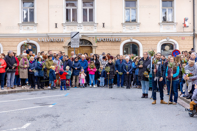 Palmbuschenweihe am Hauptplatz in Feldkirchen | Bildershop von pixelworld.at - Realisiert mit Pictrs.com