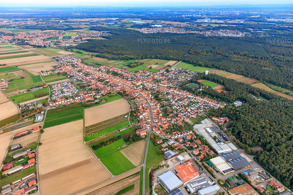 Luftbild: Ortsansicht aus Westen in Hatzenbühl im Bundesland Rheinland-Pfalz in Deutschland. Foto: IMG_103873.jpg vom 01.10.2017 durch Werner Riehm/FLY-FOTO.de