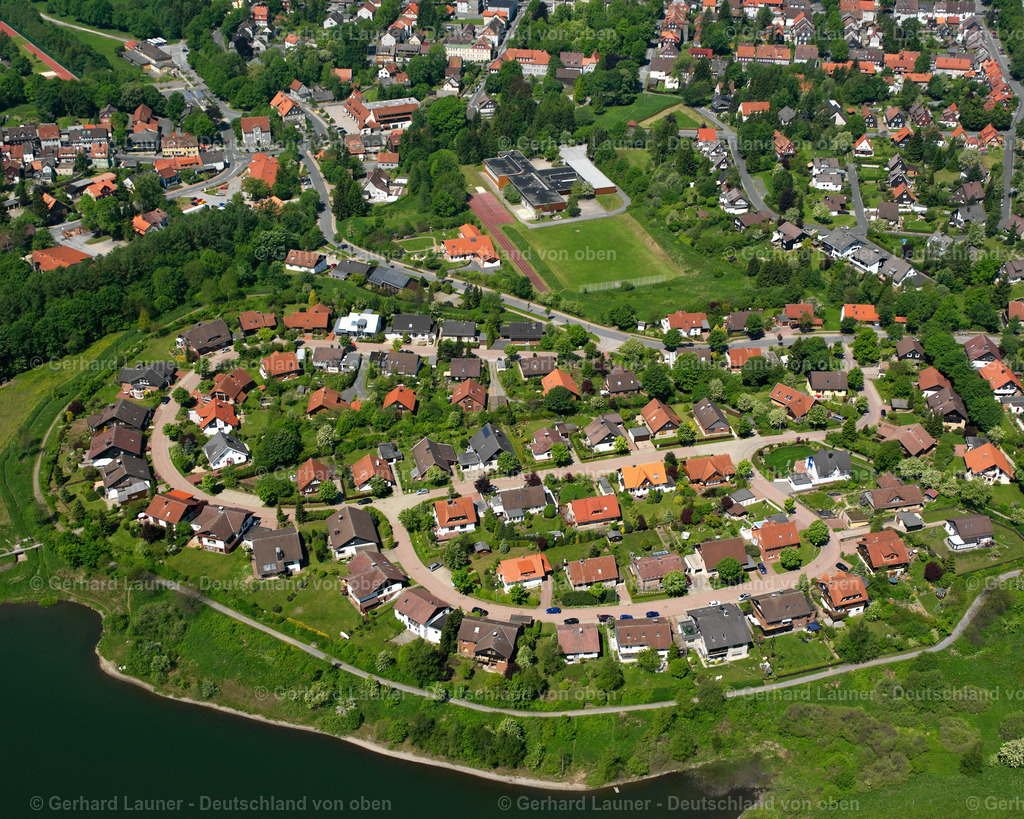 2638548 | CLAUSTHAL-ZELLERFELD 09.06.2006 Wohngebiet einer Einfamilienhaus- Siedlung  in Clausthal-Zellerfeld im Bundesland Niedersachsen, Deutschland // Single-family residential area of settlement  in Clausthal-Zellerfeld in the state Lower Saxony, Germany Foto: Gerhard Launer