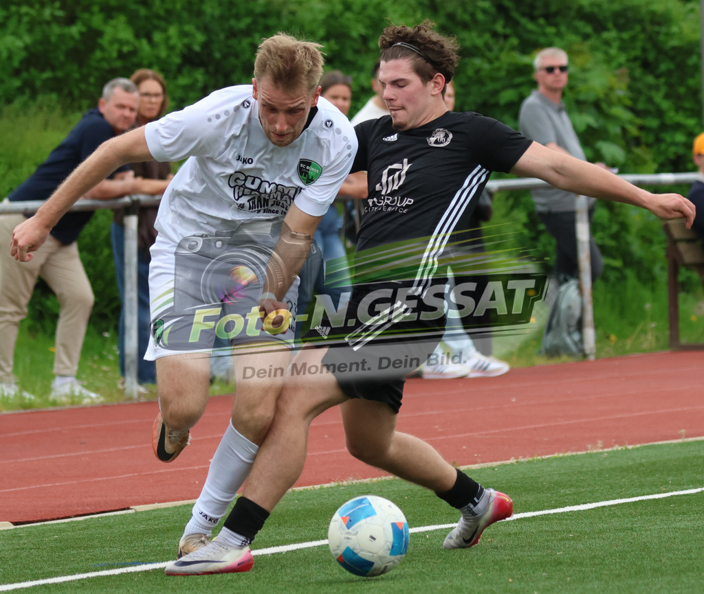 SC Bünde - SV Oetinghausen | Auf dem Bild zu sehen: weiß SC Bünde: Jordan Dusinovic ; schwarz SV Oetinghausen: Julien HammerSC Bünde, SV Oetinghausen, Saison 25/26, Bezirksliga, Hunnebrock, Deutschland - Realisiert mit Pictrs.com