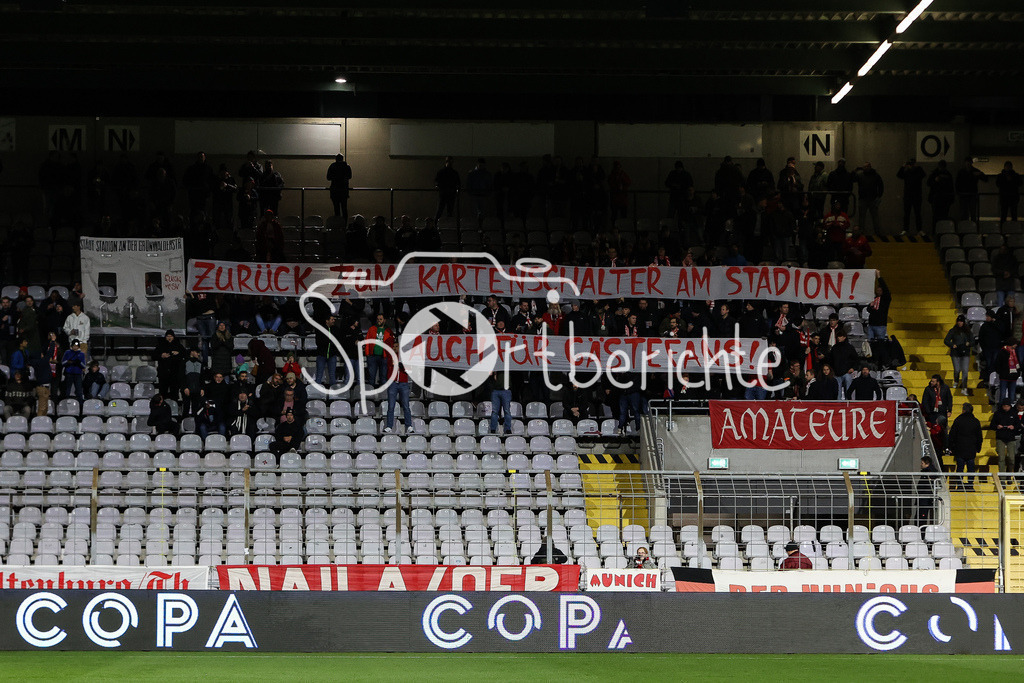 FC Bayern Amateure - FC Wuerzburger Kickers | Die Fans der Amateure mit einem Spruchband zum Thema Onlinetickets / Ultras