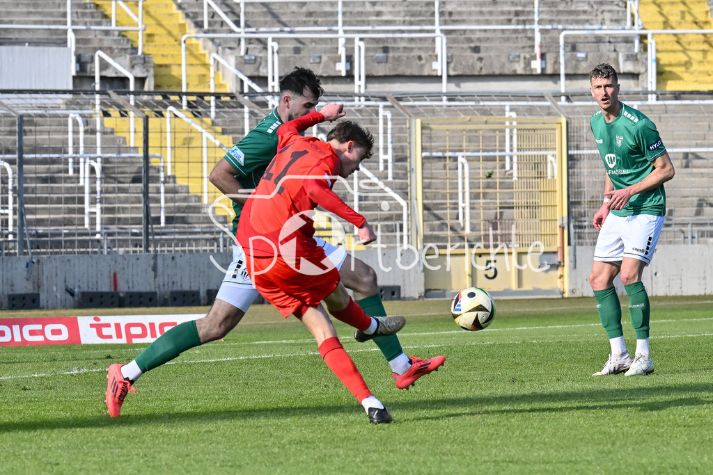 FC Bayern Amateure - 1. FC Schweinfurt 05 | in dieser Szene versucht sich Jonathan Asp JENSEN (FC Bayern München II #11) mit einem Torschuss / Regionalliga Bayern: FC Bayern Muenchen II - 1. FC Schweinfurt 1905, Gruenwalder Stadion am 22.02.2025