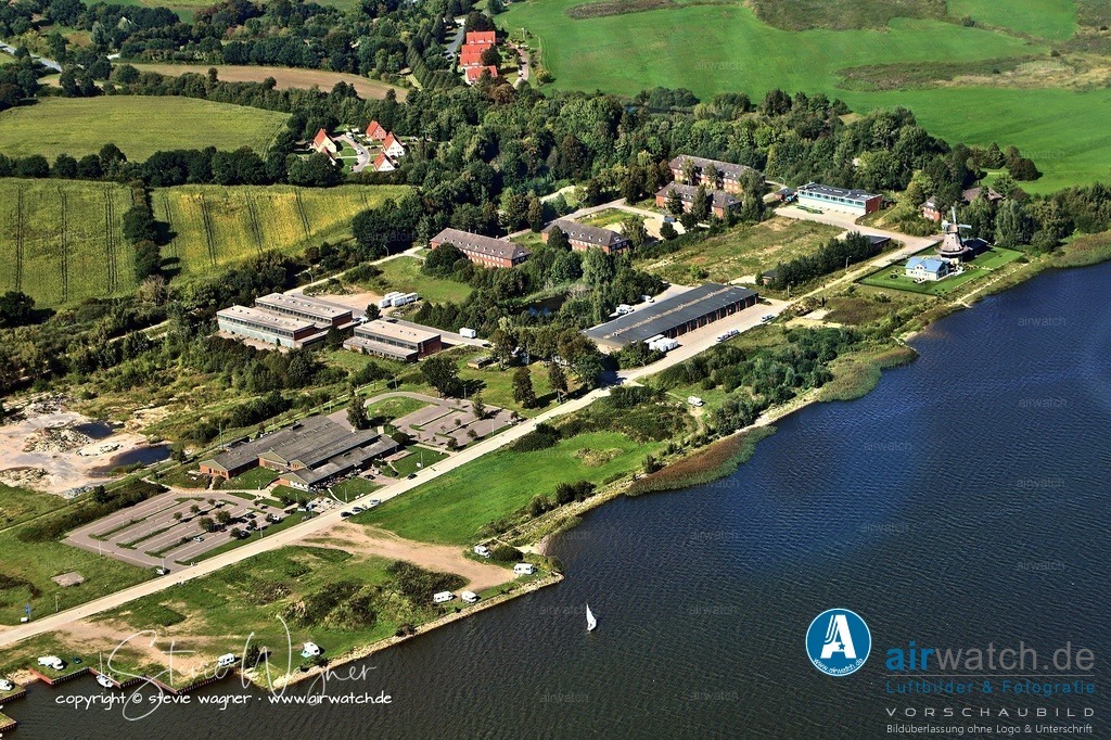 Luftbild Schleswig, Auf der Freiheit, Kaserne Auf der Freiheit | Teile der historischen Bausubstanz, wie Panzerhallen, wurden erhalten und in Projekte wie das Kulturhaus auf der Freiheit – eine geplante Kultur- und Theaterstätte – integriert.