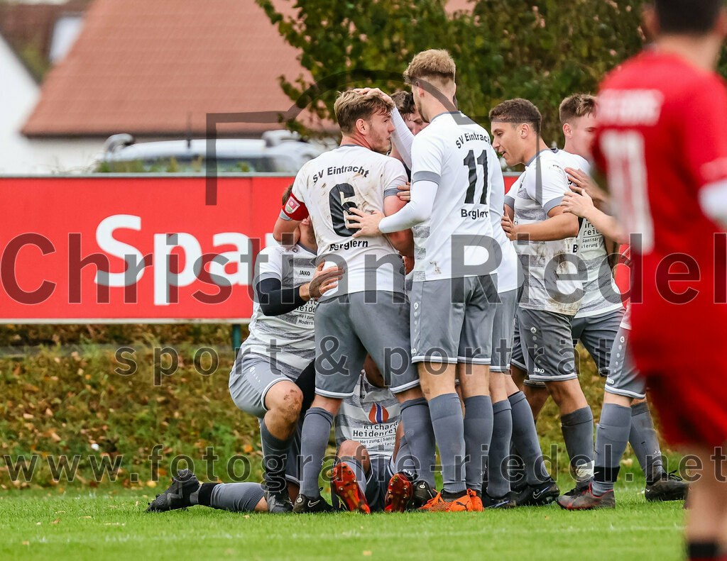 2023-10-15_012_SV_Eintracht_Berglern_gegen_FC_Tuerkguecue_Erding | Berglern, Deutschland, 15.10.2023:
Fußball, Kreisklasse 2023 / 2024, 10. Spieltag, SV Eintracht Berglern gegen FC Türkgücü Erding, Endergebnis: 1:0

Jubel nach dem 1:0 durch Michael Faltermeier (SV Eintracht Berglern, #10), Sebastian Herrmann (SV Eintracht Berglern, #6), Maurice Steck (SV Eintracht Berglern, #11)

Foto: Christian Riedel / fotografie-riedel.net