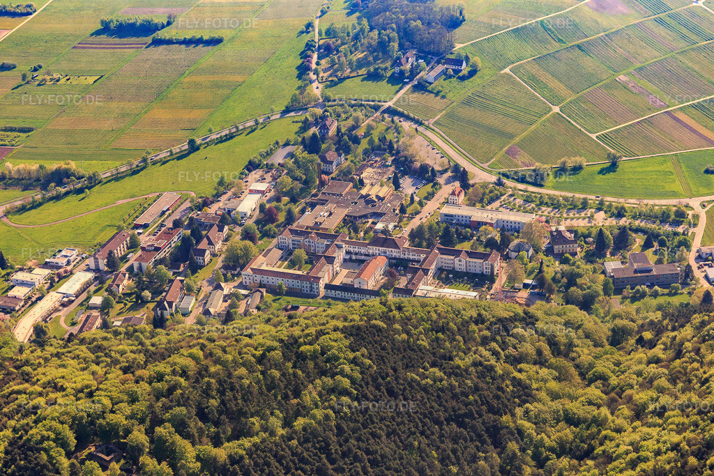 Pfalzklinik Landeck aus Westen mit Pfalzklinikum für Psychiatrie und Neurologie Abteilung für Allgemeinpsychiatrie http://www.pfalzklinikum.de/ | Luftbild: Pfalzklinik Landeck aus Westen mit Pfalzklinikum für Psychiatrie und Neurologie Abteilung für Allgemeinpsychiatrie http://www.pfalzklinikum.de/ in Klingenmünster im Bundesland Rheinland-Pfalz in Deutschland. Foto: IMG_106940.jpg vom 22.04.2018 durch Werner Riehm/FLY-FOTO.de - Realisiert mit Pictrs.com