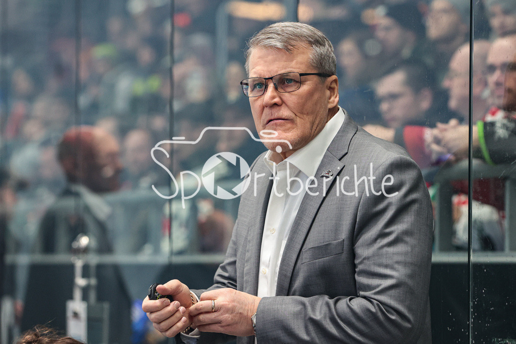 Augsburger Panther - EHC Red Bull Muenchen | Augsburgs neuer Trainer KAi SUIKKANEN in Aktion