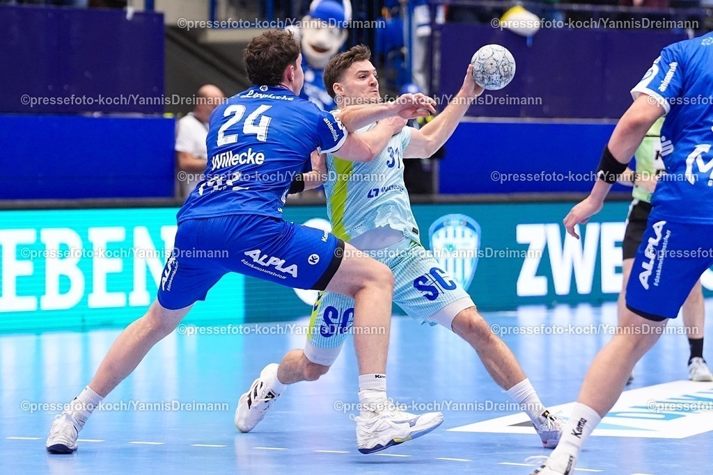 xYDRx05112501169 | 05.11.2025, xydrx, Handball, Achtelfinale DHB Pokal, TBV Lemgo Lippe - VfL Gummersbach, PHOENIX Contact-Arena: Joel Willecke (TBV Lemgo Lippe #24) im Zweikampf gegen Kay Smits (VfL Gummersbach #31)