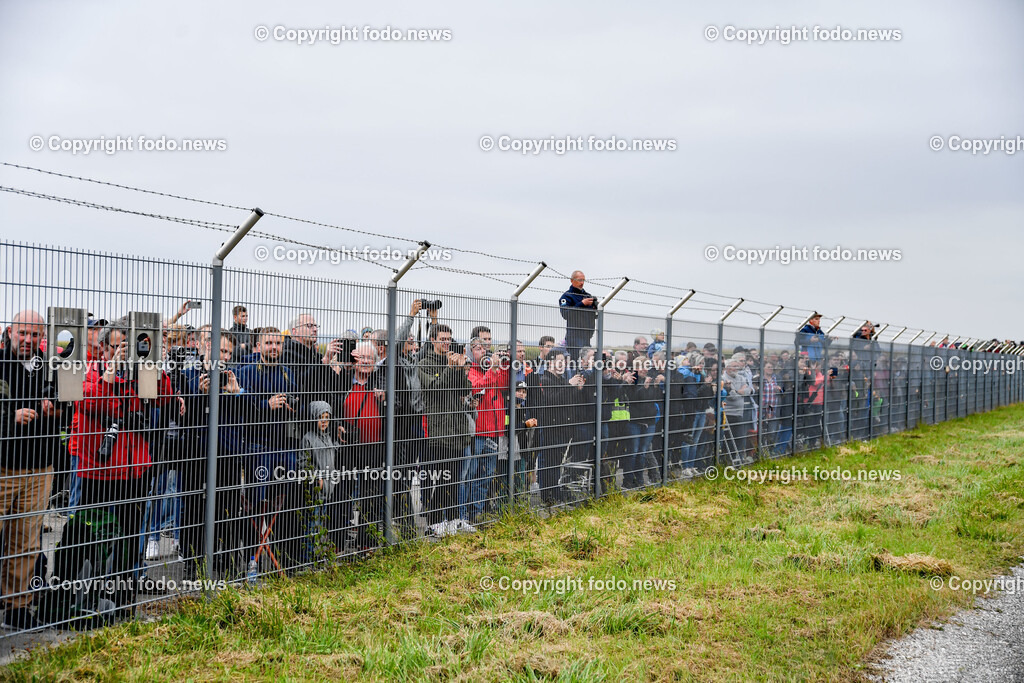 Flughafen Linz Hoersching_ Landung Antonov AN 225_ 05.10.2021-27 | 05.10.2021, Linz Hörsching, AUT, Flughafen Linz, Linz Airport, Landung Antonov 225, im Bild Antonov 225 - größtes und schwerstes Transportflugzeug der Welt zu Gast in Linz, Plane Spotter, Zaungäste