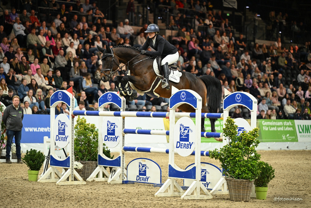 021125-19-251 | Foto Mhisen Pferdefotografie#, Reitturnier Frankfurt#  #Dressur und Springen
#Profi Pferdefotograf Reitturnier Fotograf 
#Sport Horses Photographer 
#equestrain photographer - Realisiert mit Pictrs.com