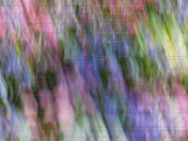 Blütentanz – Abstraktes Natur Wandbild | Auf diesem Kunstwerk verschmelzen die Farben eines Frühlingsbeets durch eine dynamische, diagonale Kamerabewegung während der Belichtung. Inspiriert von der lebendigen Leichtigkeit und dem unbeschwerten Tanz des Windes in den Blüten löst das Bild feste Konturen vollkommen auf. Es fängt stattdessen das reine Gefühl eines farbenfrohen Naturschauspiels ein, das voller Bewegung und Lebensfreude steckt.Kräftiges Pink und verträumte Violetttöne auf der einen Seite gehen fließend in frisches Grün und strahlende gelbe Akzente auf der anderen Seite über. Diese schrägen Linien und die weichen Farbübergänge schaffen eine anregende und gleichzeitig harmonische Atmosphäre im Raum. Das Bild vermittelt eine tiefe Fröhlichkeit und lädt den Betrachter dazu ein, die positive Energie des Frühlings in sich aufzunehmen.Durch seinen malerischen Charakter, der an ein lebendiges impressionistisches Gemälde erinnert, wird diese Fotografie zu einem ganz besonderen Element in deinen Räumen. Sie bringt eine frische, unaufdringliche Eleganz an die Wand und verwandelt jeden Raum in einen Ort voller Inspiration und Wohlbefinden. - Realisiert mit Pictrs.com