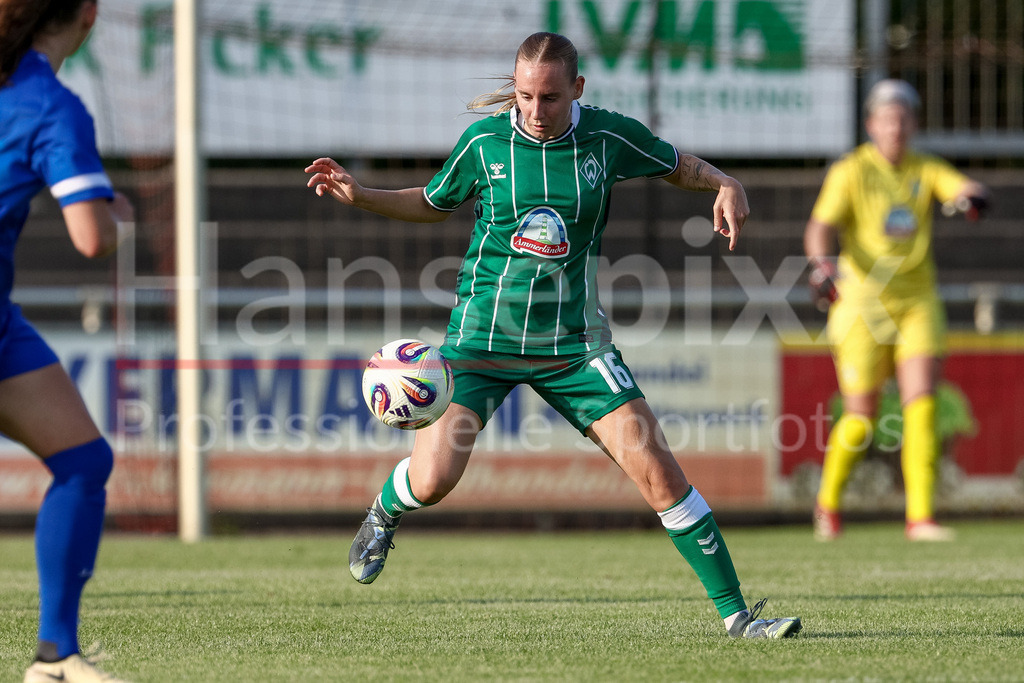 Fussball, Testspiel Frauen, SV Meppen - SV Werder Bremen | Emöke Papai (SV Werder Bremen, 16) am Ball, Einzelbild, Ganzkörper, Aktion, Action, Spielszene