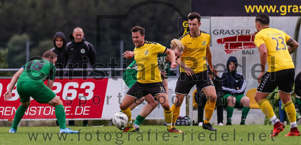 2023-08-06_093_SC_Kirchasch_gegen_SV_Eichenried | Bockhorn, Deutschland, 06.08.2023:
Fußball, Kreisliga 2023 / 2024, 2. Spieltag, SC Kirchasch gegen SV Eichenried, Endergebnis: 3:1

Michael Kopp (SV Eichenried, #15), Stefan Hackl (SC Kirchasch, #11), Juan Carlos Rühlemann (SV Eichenried, #8)

Foto: Christian Riedel / fotografie-riedel.net