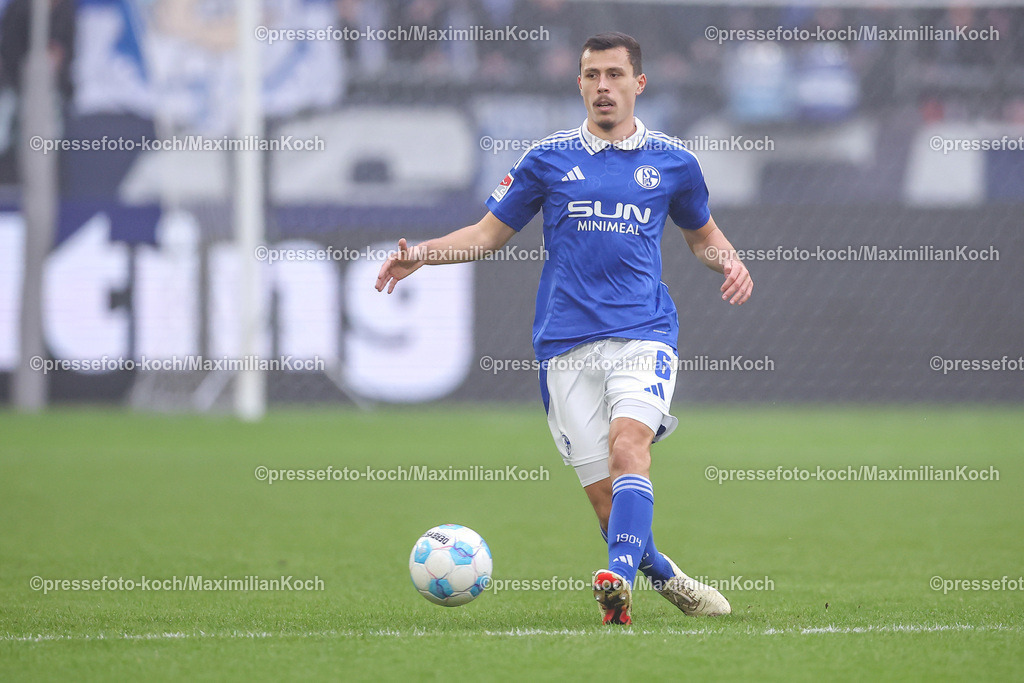 Schalke10112402113 | 10.11.2024, Fußball, FC Schalke 04 - SSV Jahn Regensburg, 2. Fußball Bundesliga, Veltins-Arena Gelsenkirchen, Saison 2024 2025: Ron Schallenberg (S04 #6) DFB regulations prohibit any use of photographs as image sequences and or quasi-video.