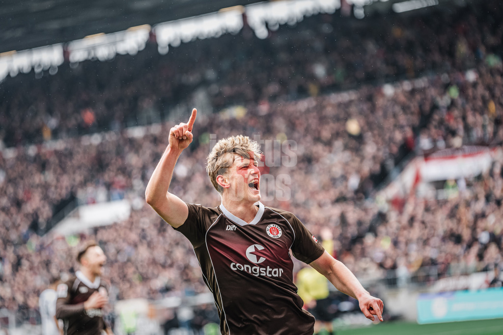Fußball | Männer | Saison 2023/2024 | 2. Fußball-Bundesliga | 27. Spieltag | FC St. Pauli vs. SC Paderborn 07 | 31.03.2024 | Aljoscha Kemlein (#36, FC St. Pauli) jubelt über ein Tor, leider Abseits