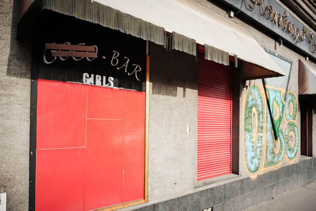 Erotik Bar mit geschlossenem roten Rolladen | Wien, Austria - April 01, 2021: entlang der Wiener Gürtel Straße; Erotik Bar mit geschlossenem roten Rolladen. - Realisiert mit Pictrs.com