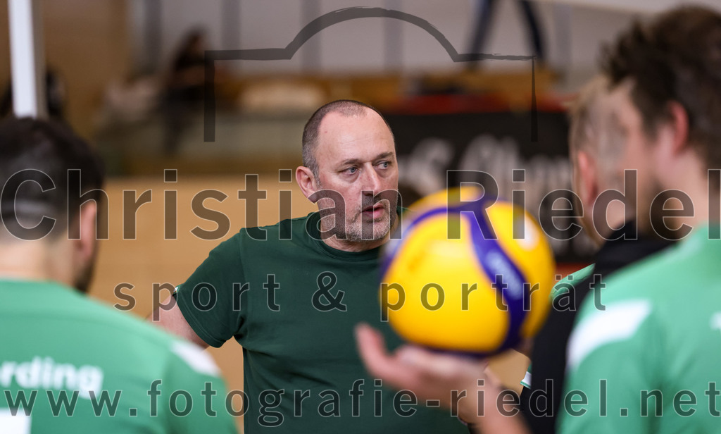 2022-11-12_045_TuS_Oberding_gegen_SC_Freising_II | Oberding, Deutschland, 12.11.2022:
Volleyball, Bezirksliga Ost 2022 / 2023, 7. Spieltag, TuS Oberding gegen MTV Pfaffenhofen II, Endergebnis: 3:2

Trainer Rico Pätz (TuS Oberding)

Foto: Christian Riedel / fotografie-riedel.net