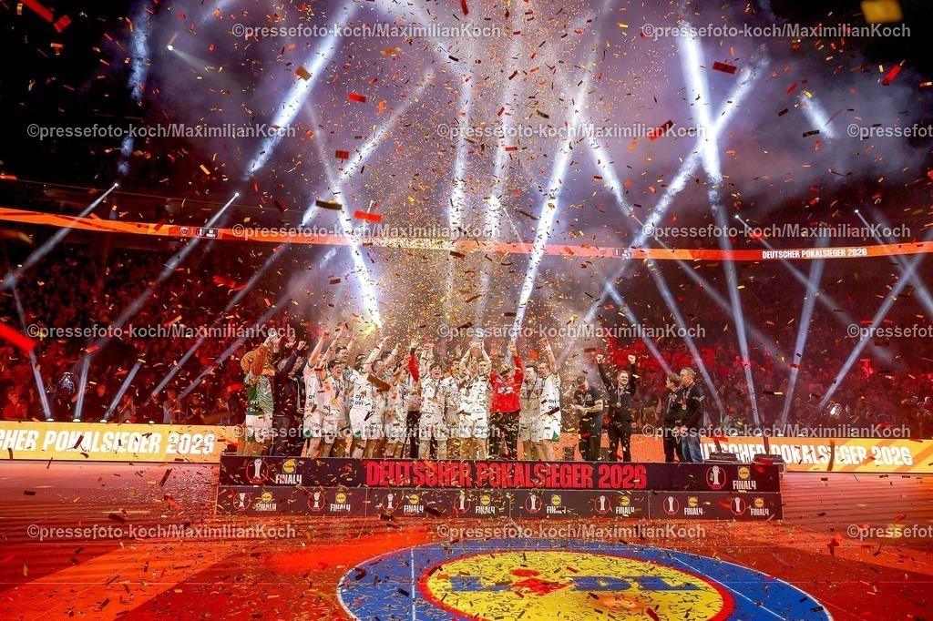 xSSCx19042602040 | 19.04.2026, xsscx, Handball, DHB-Pokal Lidl Final4, Finale, Füchse Berlin - Bergischer HC, Saison 2025 / 2026 Herren, Lanxess Arena, Köln: Die Mannschaft der Füchse Berlin feiert den Sieg im DHB-Pokal  Photo: xSandraxScherningxPressefotoKochx