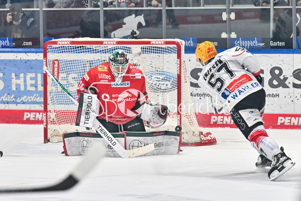 Augsburger Panther - Fischtown Bremerhaven | AUGSBURG, GERMANY - 25. JANUARY: der Schuss von Alxex FRIESEN (Fischtown Pinguins 57) geht nicht ins Tor während dem Match zwischen den Augsburger Panthern und den Fischtown Pinguins am 43. Spieltag der Penny DEL im Curt Frenzel Stadion / Michael GARTEIG (Augsburger Panther 34
