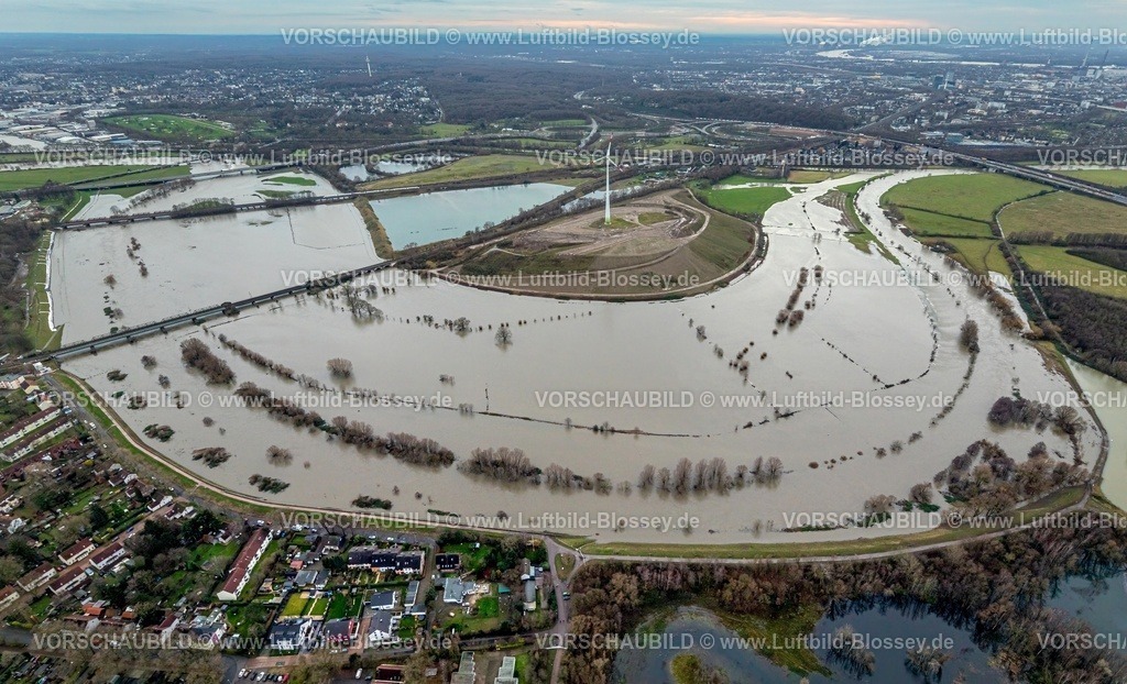 Oberhausen231203154Ruhr-topaz | Luftbild, Ruhrhochwasser, Weihnachtshochwasser 2023, Fluss Ruhr tritt nach starken Regenfällen über die Ufer, Überschwemmungsgebiet Energiepark Styrumer Ruhrbogen mit Windrad, Bäume im Wasser, Alstaden, Oberhausen, Ruhrgebiet, Nordrhein-Westfalen, Deutschland