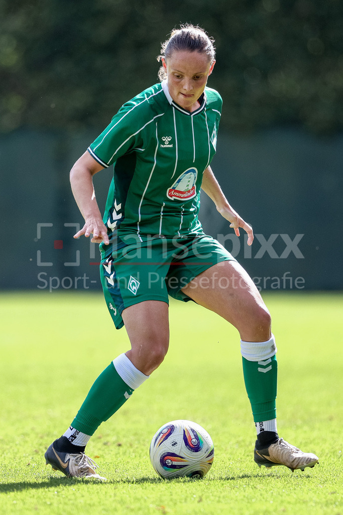 Fussball, Testspiel Frauen, SV Werder Bremen - SC Heerenveen | Verena Wieder (SV Werder Bremen, 31) am Ball, Freisteller, Einzelbild, Ganzkörper, Aktion, Action, Spielszene