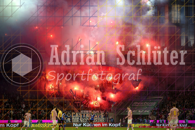 1. FC Köln vs Hamburger SV - 1. Bundesliga  | Köln, Deutschland, 02.11.25:   die Fans vom Hamburger SV zünden Pyrotechnik waehrend des Spiels der Bundesliga zwischen  1. FC Köln vs Hamburger SV in der RheinEnergieStadion(Foto von Brauer-Fotoagentur / Adrian Schlueter)