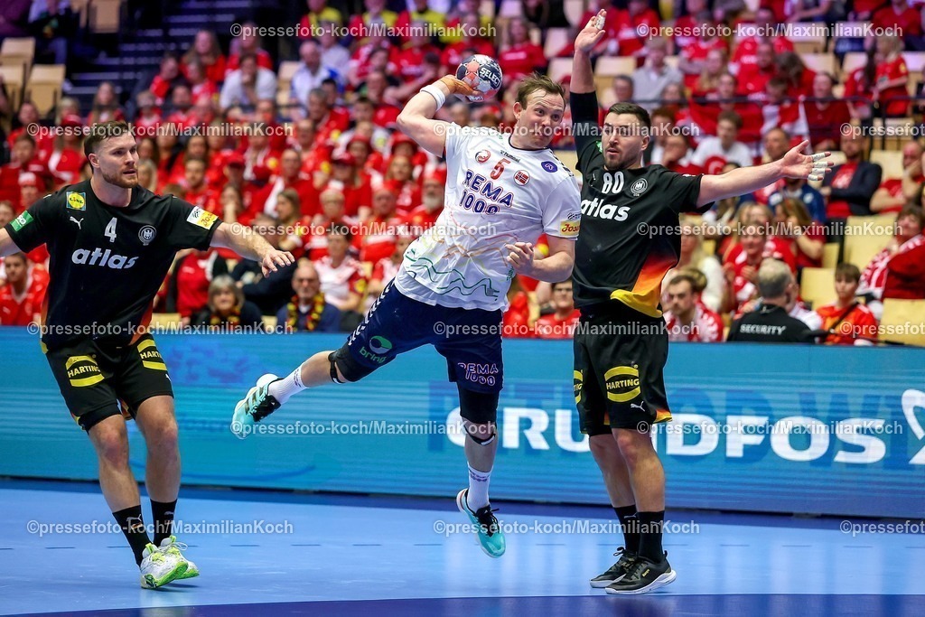 EHF24012603102 | 24.01.2026, Handball, Men's EHF EURO 2026, Deutschland - Norwegen, Jyske Bank Boxen in Herning, Dänemark, Main Round:  Sander Sagosen (Norway #05) wirft vorbei an  Johannes Golla (Germany #04)   Jannik Kohlbacher (Germany #80) den Ball auf das Tor 