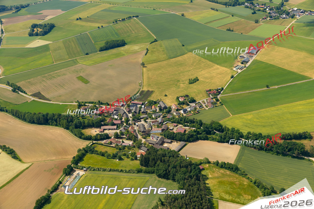 Das Luftbild zeigt : Berndorf Kemnath - Die Luftaufnahme wurde 2023 vom UL-Flugzeug aus erstellt ( keine Drohne ) - Hochauflösende Luftaufnahme - Für grossformatige Ausdrucke geeignet. Die Geschenkidee !Mit Lizenz und Bildrechte bestellbar