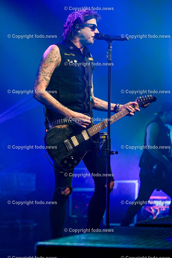 Posthof_ Turbobier_ Konzert_ 15.03.2024-73 | 15.03.2024, Linz, AUT, Posthof, Konzert Turbobier, im Bild Marco Pogo alias Dominik Wlazny (Saenger, Konzepter und Songwriter,  Gitarrist der oesterreichischen Punk-Rock-Band Turbobier, weiters Politiker der Bierpartei, Bezirksrat in Wien Simmering, Praesidentschaftskandidat, Arzt, Mediziner)