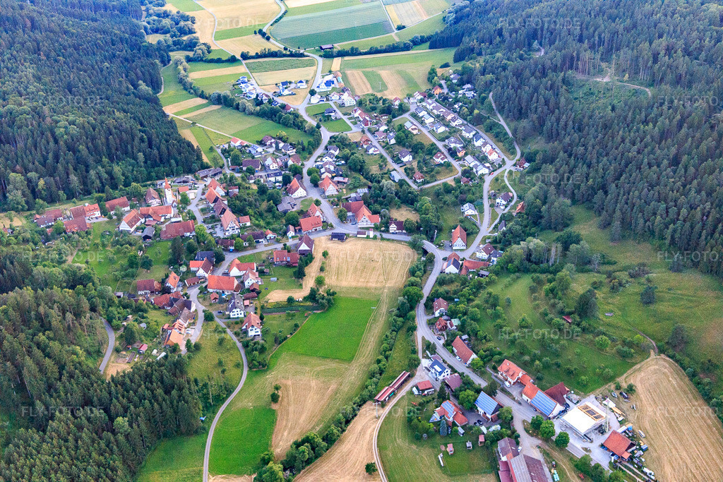 Luftbild: Dorfansicht aus Osten im Ortsteil Rotenzimmern in Dietingen im Bundesland Baden-Württemberg in Deutschland. Foto: IMG_148682.jpg vom 25.06.2025 durch Werner Riehm/FLY-FOTO.de