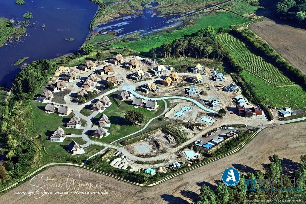 Luftbild Reetdorf Geltinger Birk - Das Reetdorf Geltinger Birk entstand zwischen 2018 und 2021  | Das Reetdorf Geltinger Birk entstand zwischen 2018 und 2021 auf dem Gelände der ehemaligen Sandkoppel-Kaserne in Nieby, die früher von der Bundesmarine genutzt wurde und nach deren Abzug leerstand. In enger Zusammenarbeit mit Architekten und Innenarchitekten wurden hier 48 Reetdachkaten in unterschiedlicher Größe errichtet, die sich an historischen Vorbildern aus der Region orientieren. Die Bauarbeiten waren so geplant, dass bereits nach der Hälfte der Bauphase große Teile des Dorfes bewohnbar waren.