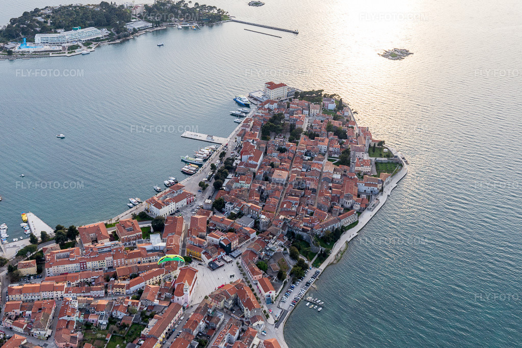 Aerial view: View of the town in Poreč in the state Gespanschaft Istrien, Croatia. – Photo: IMG_106407.jpg taken on 04/14/2018 by Werner Riehm/FLY-FOTO.com – Resolution of the original: 5472 x 3648 px