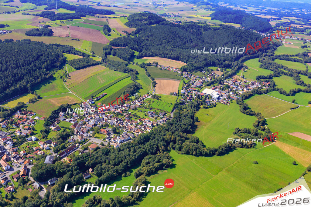 Die Luftaufnahme Hassenberg - Sonnefeld wurde 2017 mittels Flugzeug (keine Drohne) erstellt. Perfekte Schärfe und Druck- Auflösung- Garantiert!
