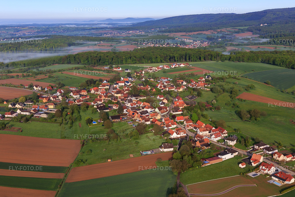 Luftbild: Ortsansicht von Osten in Memmelshoffen im Bundesland Bas-Rhin in Frankreich. – Foto: IMG_113808.jpg vom 29.04.2019 durch Werner Riehm/FLY-FOTO.de – Auflösung des Originals: 5097 x 3398 px