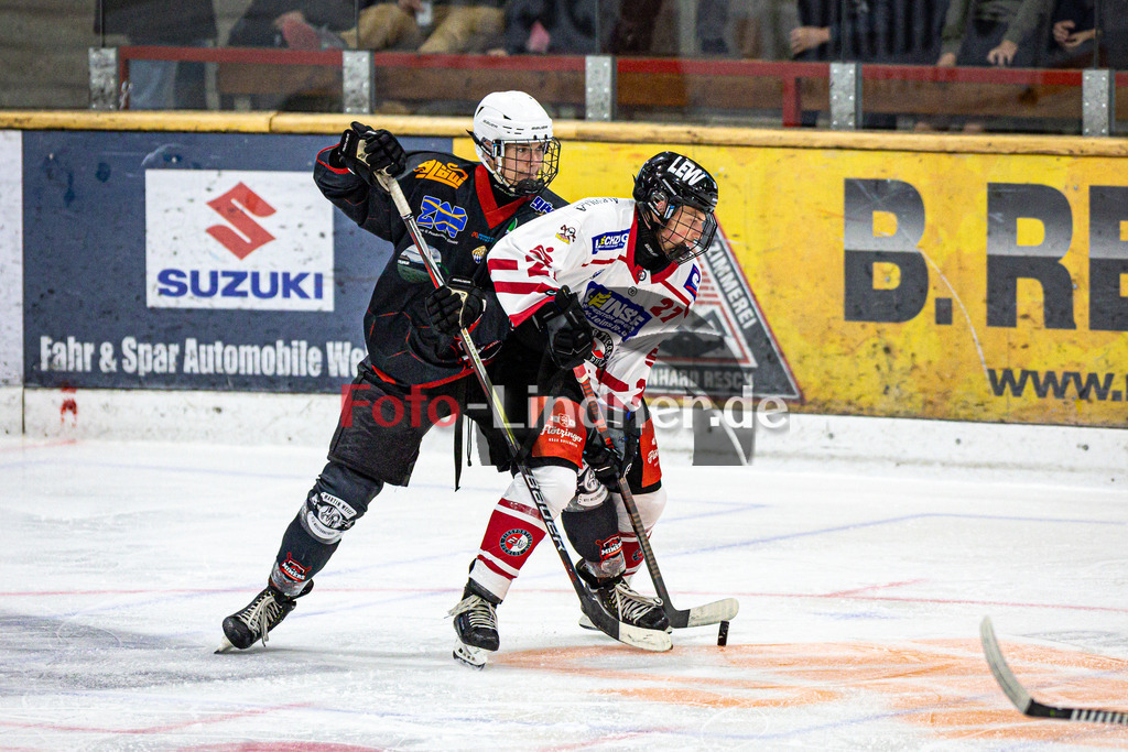 Peißenberg MINERS gegen ESV Buchloe Pirates | Eishockey Bayernliga 2025/26 Vorbereitung, Peißenberg MINERS gegen ESV Buchloe Pirates, 20250921,Zweikampf,2025-09-21 in Peißenberg (flatbuy Arena Peißenberg), Nepomuk RIEGER (MINERS 98), Marco SCHWARZ (Buchloe PIRATES 27)Copyright: WolfgangxLindner www.foto-lindner.de