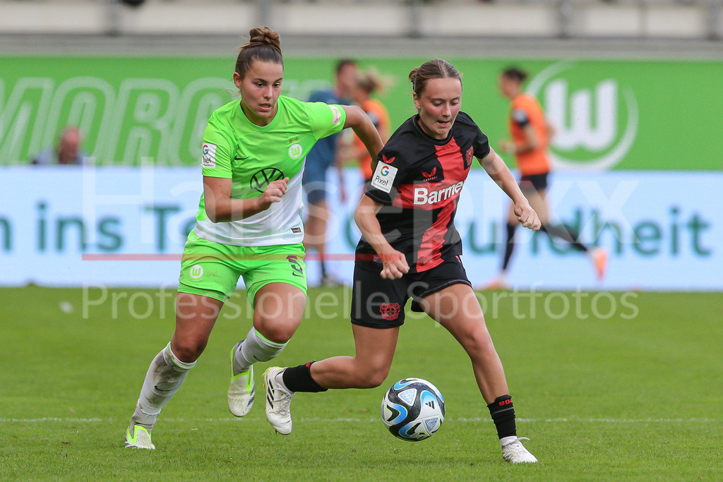Fussball, Google Pixel Frauen-Bundesliga, VfL Wolfsburg - Bayer 04 Leverkusen | v.li.: Lena Oberdorf (VfL Wolfsburg, 5) und Sofie Zdebel (Bayer 04 Leverkusen, 16) im Zweikampf, Duell, Dynamik, Aktion, Action, Spielszene, DIE DFB-RICHTLINIEN UNTERSAGEN JEGLICHE NUTZUNG VON FOTOS ALS SEQUENZBILDER UND/ODER VIDEOÄHNLICHE FOTOSTRECKEN. DFB REGULATIONS PROHIBIT ANY USE OF PHOTOGRAPHS AS IMAGE SEQUENCES AND/OR QUASI-VIDEO.