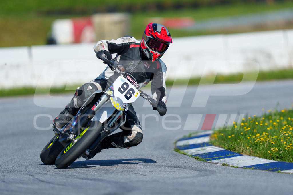 SuperMoto_Staatsmeisterschaft_Greinbach_157 | GRIPcapture steht für authentische Sportfotografie in Österreich – für Momente, die mehr sind als Geschwindigkeit oder Ergebnis. Es geht um Emotion, Spannung, Fokus und den Augenblick, der oft nur einen Wimpernschlag dauert.Ob Motorsport, Teamsport oder 