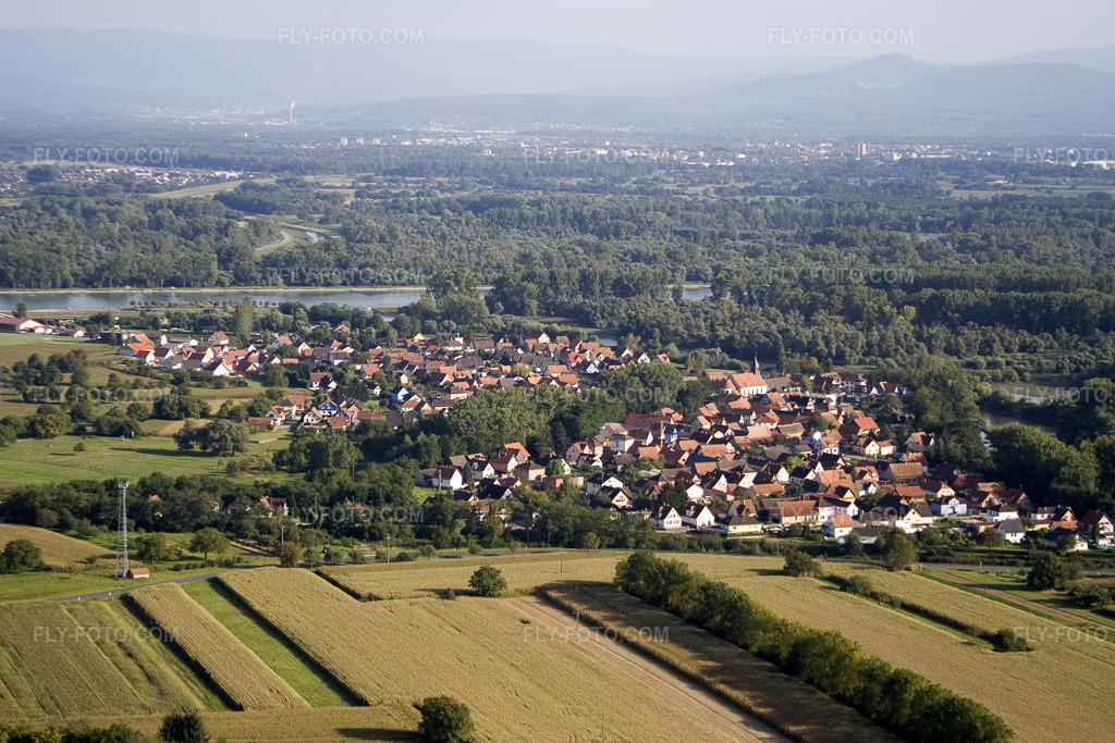 Aerial view: View of the town in Munchhausen in the state Bas-Rhin, France.Photo: IMG_8091.jpg taken on 09/15/2007 by Werner Riehm/FLY-FOTO.comResolution of the original: 3456 x 2304 px