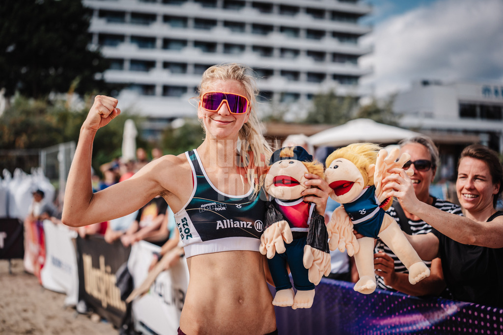 Beachvolleyball | Frauen | Deutsche Meisterschaften 2025 Timmendorfer Strand | 04.09.2025 | Nele Barber mit Puppen