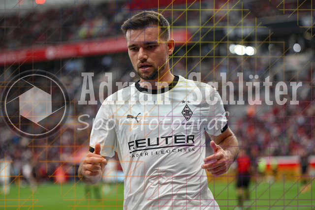 Bayer 04 Leverkusen vs Borussia Mönchengladbach - Bundesliga  | Leverkusen, Deutschland, 21.09.25:   Kevin Stöger (Borussia Mönchengladbach) schaut waehrend des Spiels der Bundesliga zwischen  Bayer 04 Leverkusen vs Borussia Mönchengladbach in der BayArena(Foto von Brauer-Fotoagentur / Adrian Schlueter)