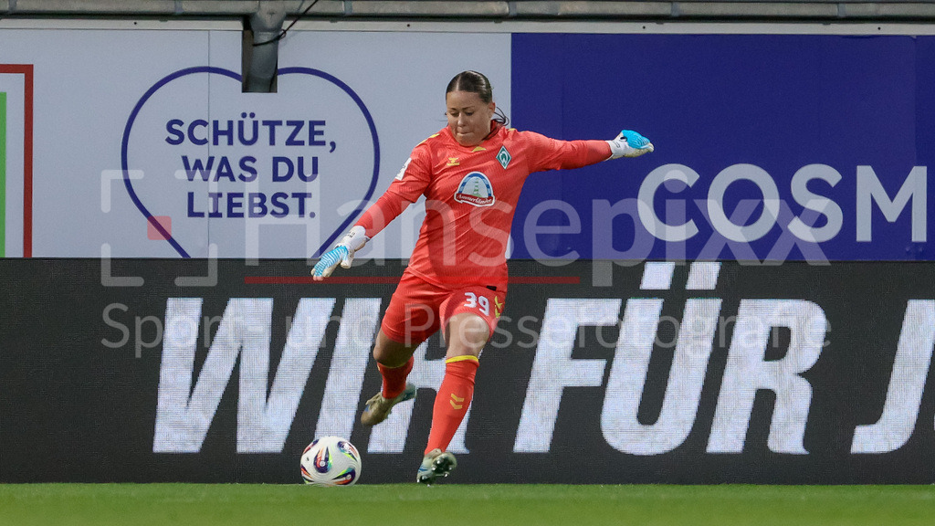 Fussball, Google Pixel Frauen-Bundesliga, VfL Wolfsburg - SV Werder Bremen | Mariella El Sherif (Torhüterin, Torwart, SV Werder Bremen, 39) am Ball, Freisteller, Einzelbild, Ganzkörper, Aktion, Action, Spielszene, DIE DFB-RICHTLINIEN UNTERSAGEN JEGLICHE NUTZUNG VON FOTOS ALS SEQUENZBILDER UND/ODER VIDEOÄHNLICHE FOTOSTRECKEN. DFB REGULATIONS PROHIBIT ANY USE OF PHOTOGRAPHS AS IMAGE SEQUENCES AND/OR QUASI-VIDEO.