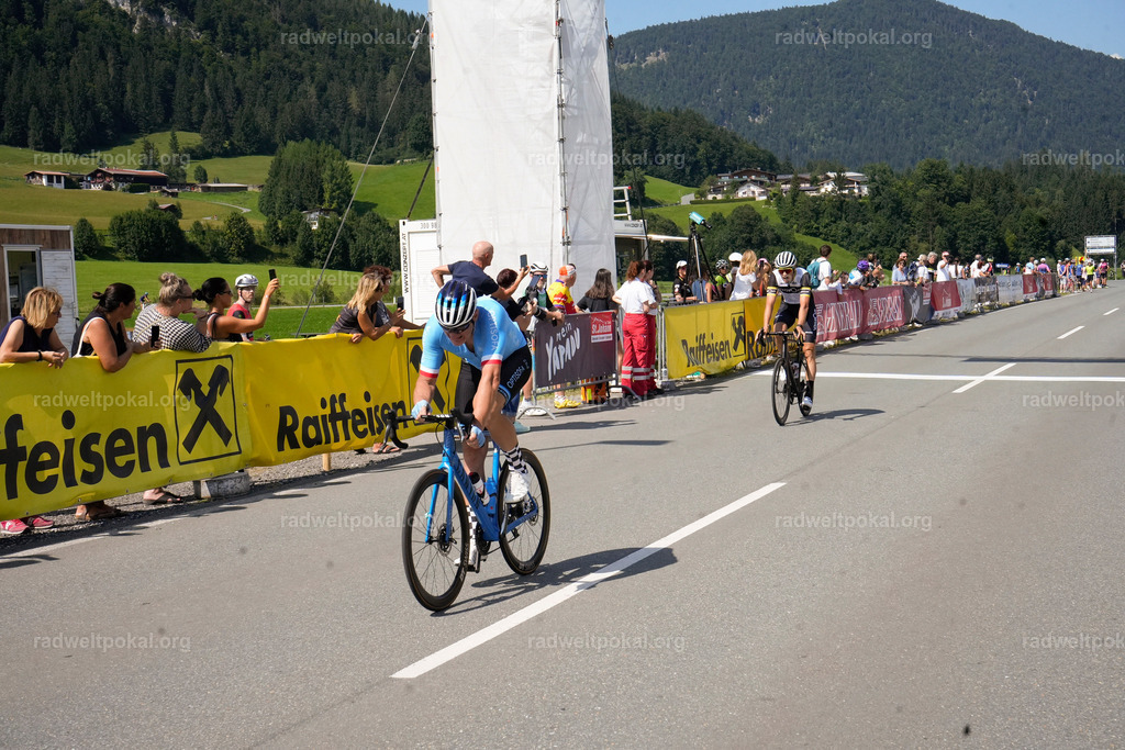 802_20230817_Bewerb_Maenner_Muehlanger | AUT - OESTERREICH, 2023-08-16: SPORT RENNRAD-FAHREN - 55. INTERNATIONALER RADWELTPOKAL IN ST. JOHANN IN TIROL  - Vintage-Radrennen mit WM-Bronze-Medaillen-Siegerin Christina Schweinberger, den Teilnehmer und Alexander Baumann (vom Orginastions-Team) - TAG 2 BEWERB MAENNER IN SECHS GRUPPEN  ; Foto: Roland Muehlanger