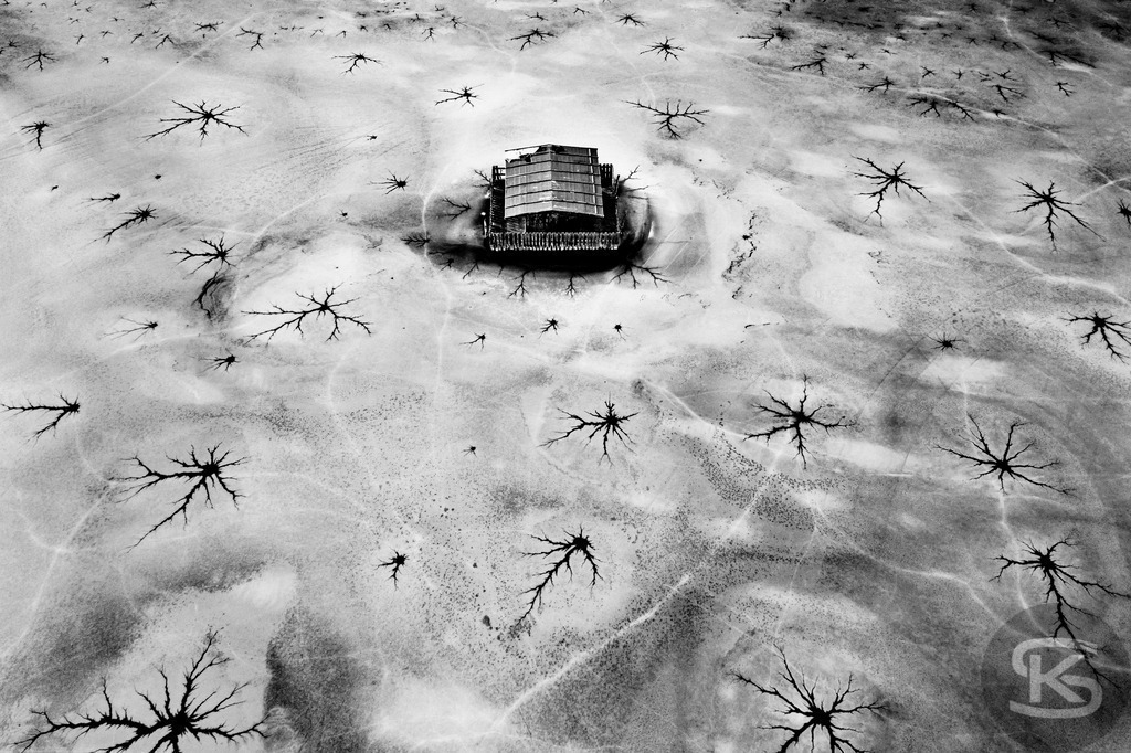 Front Side Error – Abstrakte Eislandschaften aus der Vogelperspektive | Luftaufnahmen zugefrorener Seen zwischen Abstraktion und Realität. Stefan Kuhn fotografiert aus der Vogelperspektive die schmelzenden Eisoberflächen süddeutscher Seen mit ihrer Drohne und dokumentiert die natürliche Entmaterialisierung in faszinierenden Mustern und Strukturen. - Realisiert mit Pictrs.com