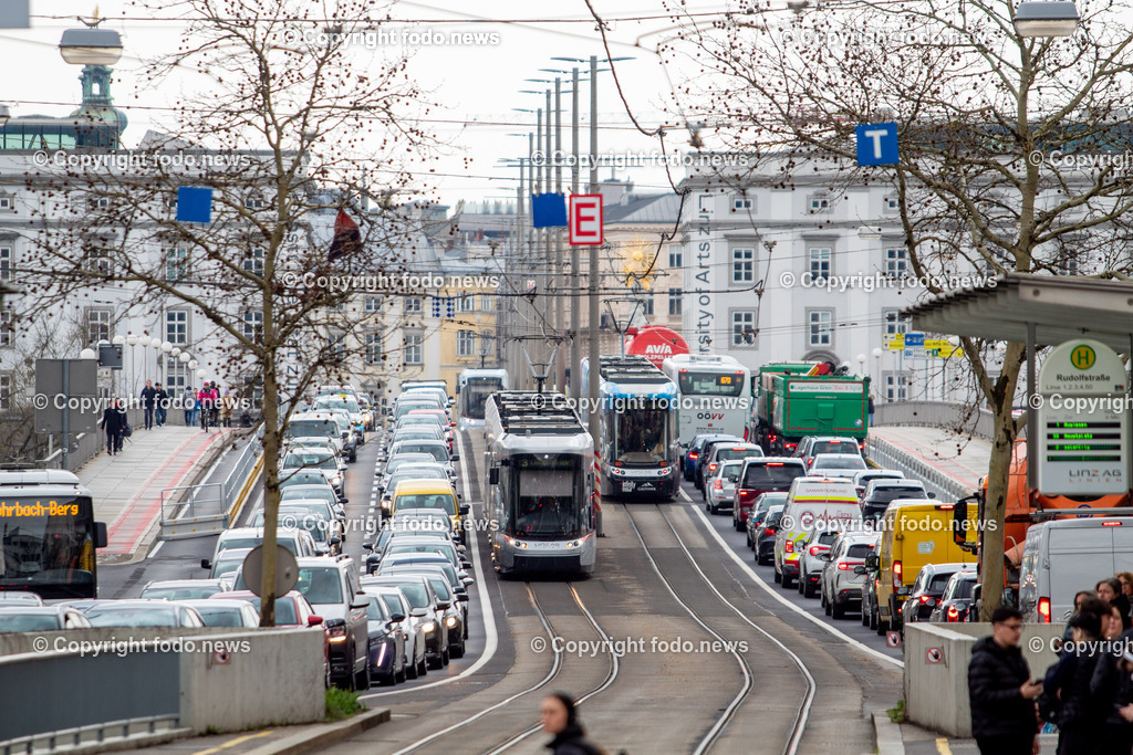 Linz_ Verkehr_ 01.04.2025-6 | 01.04.2025, LINZ, AUT, im Bild Themenbild, Verkehr, Stau, KFZ, Bruecke, B129, Schild, Nibelungenbruecke, Auto, Strassenbahn, Haltestelle, Fahrgaeste, Bus, Oeffentlicher Verkehr