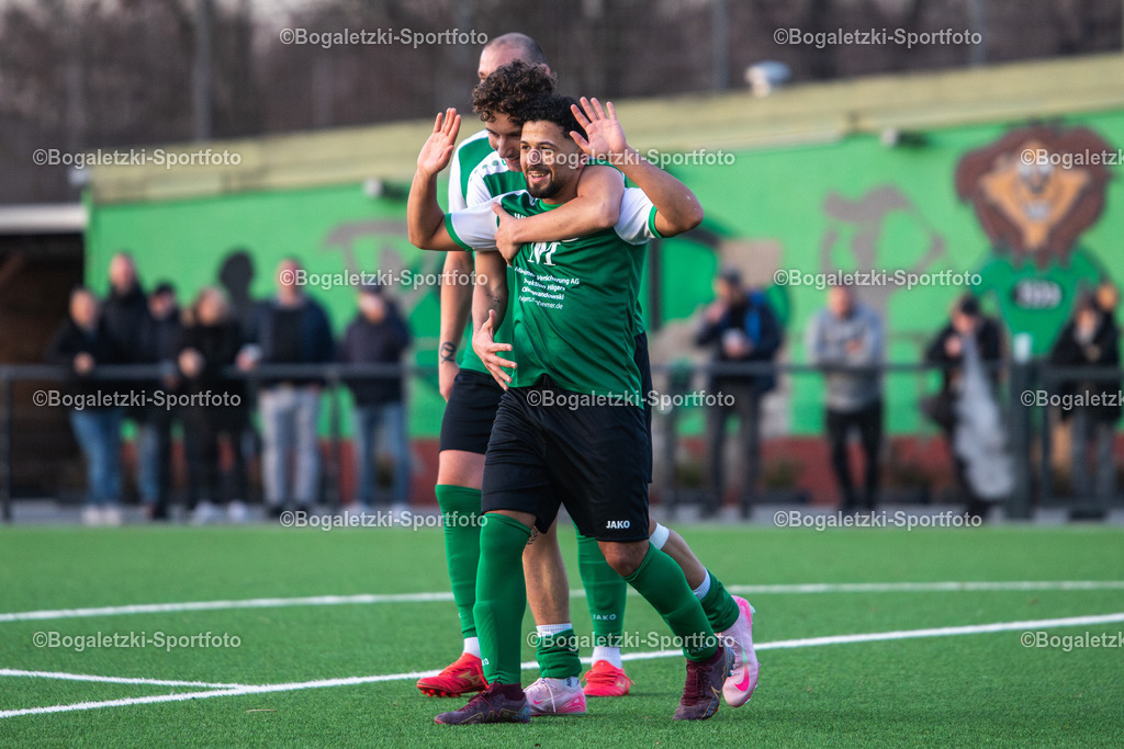 Kreispokal DU/MH/DIN, Achtelfinale, SV Duissern - Spvgg Meiderich 06/95, Duisburg, Germany | 17.01.2026, Fussball, Kreispokal DU/MH/DIN, SV Duissern -Spvgg Meiderich 06/95: Fares Alfandi (SV Duissern #8) bejubelt seinen Treffer zum 4:1 - Realisiert mit Pictrs.com