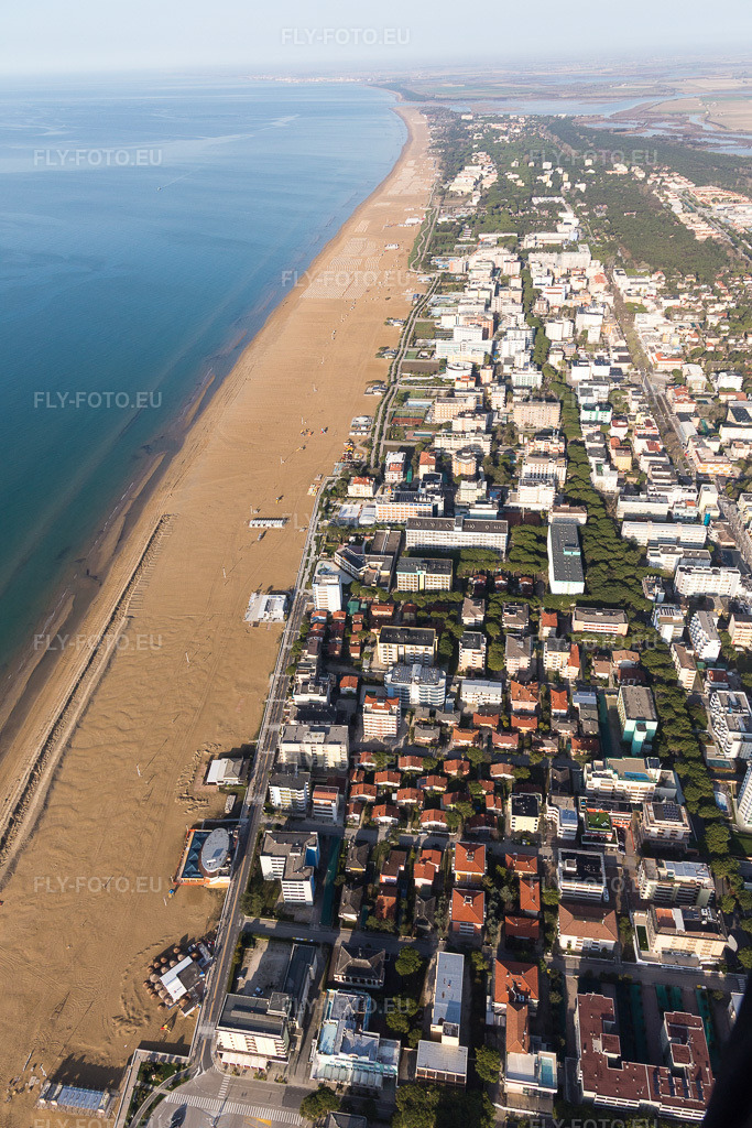 Vue aérienne: Vue de la ville à Bibione dans le département Vénétie, Italie. Photo: IMG_105712.jpg prise le 08/04/2018 par Werner Riehm/FLY-FOTO.euRésolution de l'original: 3648 x 5472 px