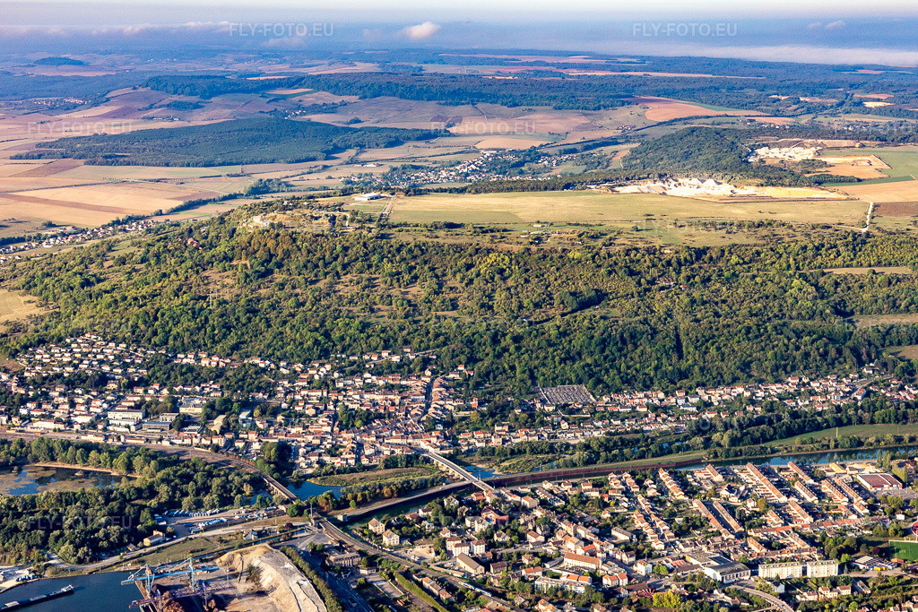 Vue aérienne: Moselle à Pont-Saint-Vincent dans le département Meurthe et Moselle, France. Photo: IMG_117880.jpg prise le 14/09/2019 par Werner Riehm/FLY-FOTO.euRésolution de l'original: 4951 x 3301 px