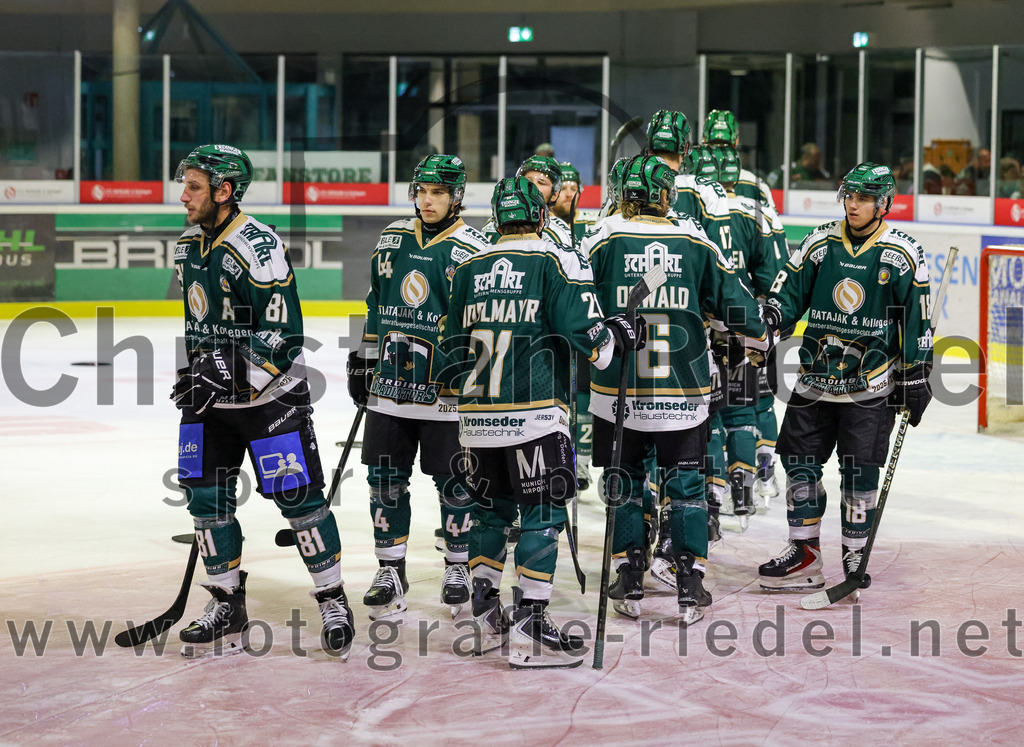 2025-09-26_144_TSV_Erding_gegen_SC_Riessersee | Erding, Deutschland, 26.09.2025:Eishockey, Oberliga Süd 2025 / 2026, 3. Spieltag, TSV Erding gegen SC Riessersee, Endergebnis: 3:5Maximilian Forster (Erding Gladiators, #81), Paul Wallek (Erding Gladiators, #44), Erik Modlmayr (Erding Gladiators, #21), Maximilian Oswald (Erding Gladiators, #6), Luis Scheibengraber (Erding Gladiators, #18)Foto: Christian Riedel / fotografie-riedel.net