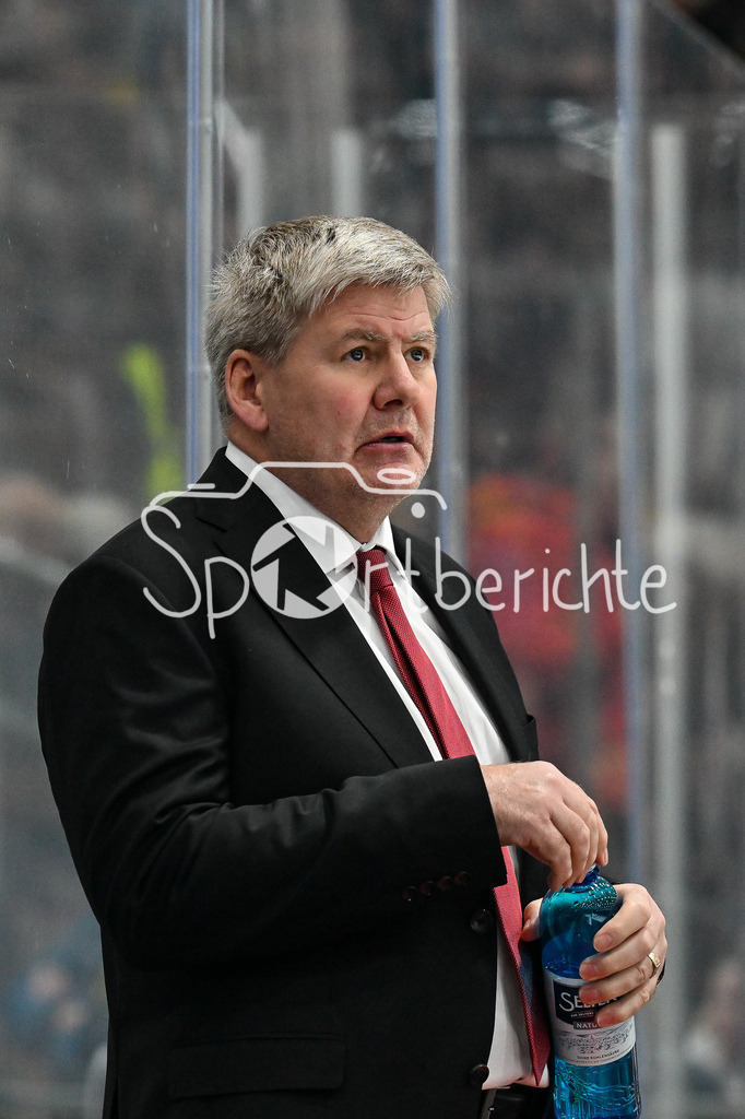 Löwen Frankfurt - Augsburger Panther | FRANKFURT, GERMANY - 19. DECEMBER: im Bild Bill PETERS Trainer Augsburger Panther / Einzelfoto / Freisteller während dem Match zwischen den Löwen Frankfurt und den Augsburger Panthern am 29. Spieltag der Penny DEL in der Eissporthalle Frankfurt